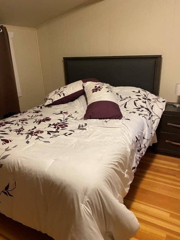Comfortable bedroom with cozy bedding and modern decor at Camp Arnes, ideal for relaxing after outdoor activities on the scenic campground.